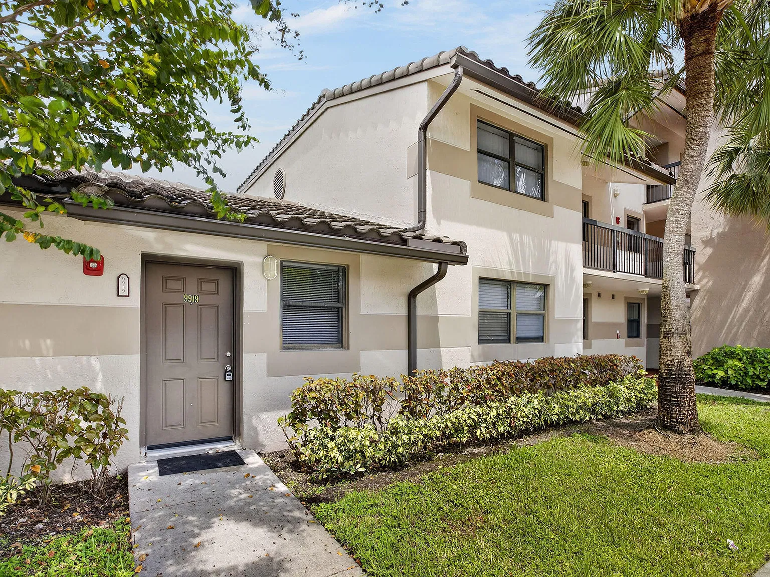 1 bed, 1.0 bath, 744 sqft, $1,750 — Photo 2
