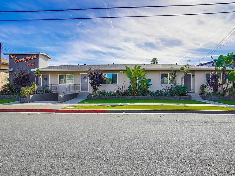 Retro Style Apartment Building with Pool and Gym - Secure, Modern and Lease-Ready! — Photo 26