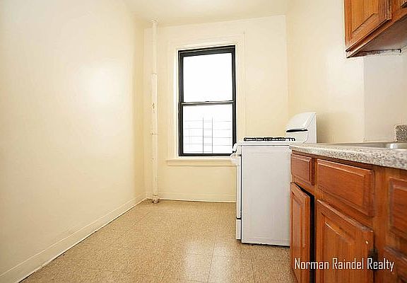 3rd image of 525 Rockaway Pkwy #C1