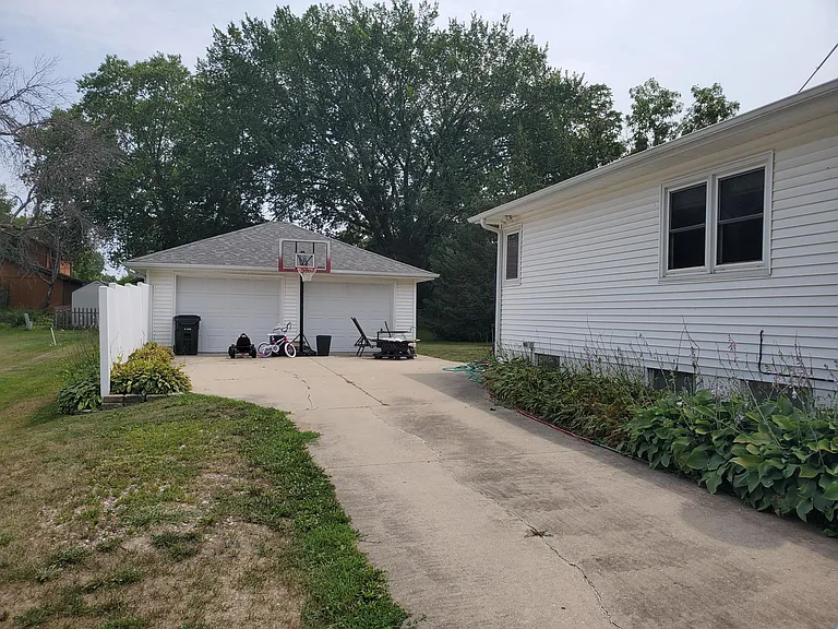 427 S Hackett Rd — Photo 2