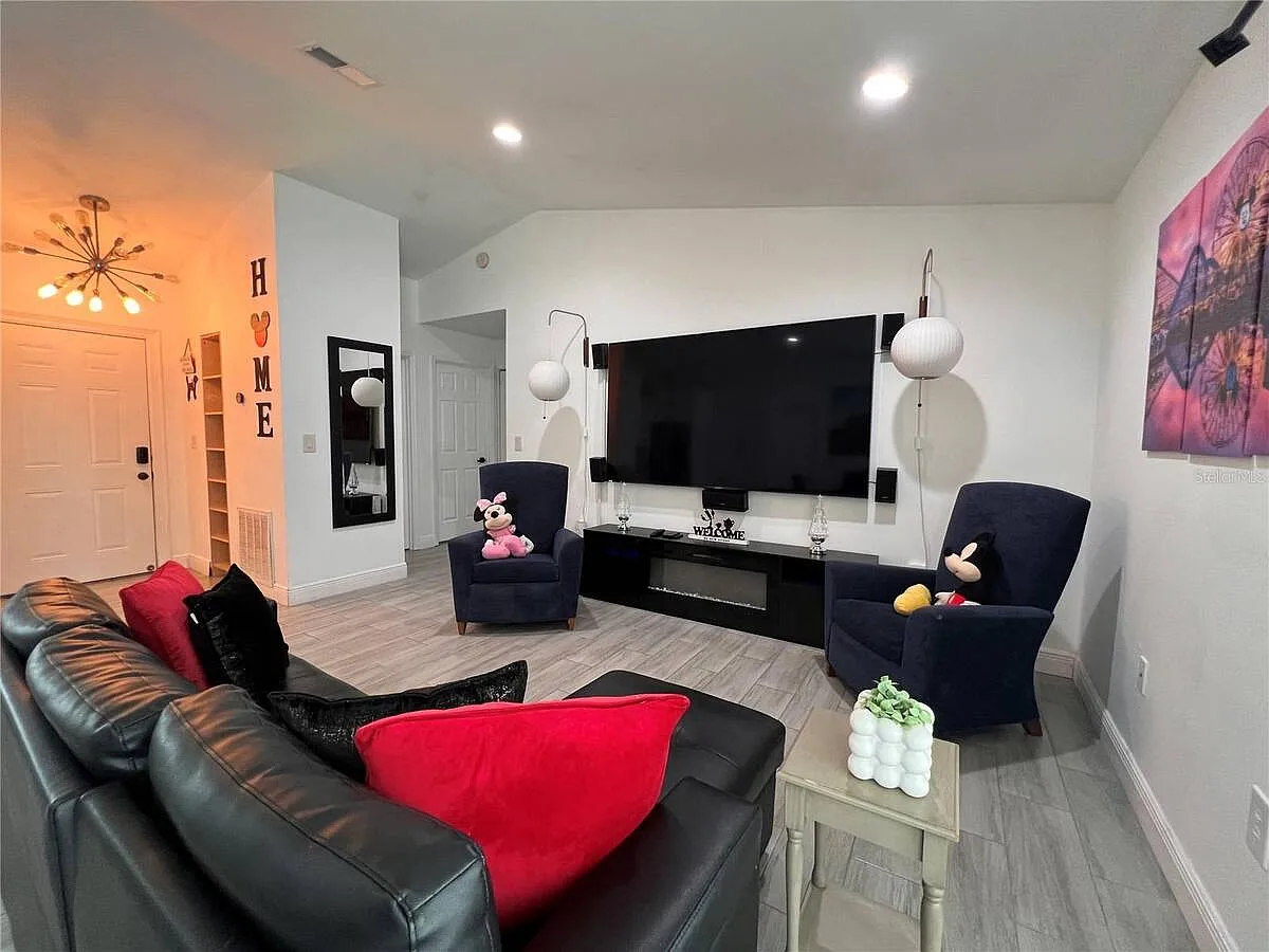 3 bed, 2.0 bath, 1170 sqft, $2,400 — Photo 2