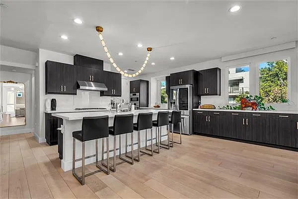 4 bed, 2378 sqft, $6,499 — Photo 4