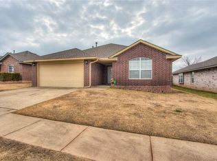 612 SW 38th Pl, Moore, OK 73160