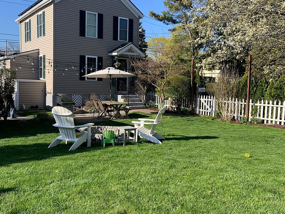 Plenty of outdoor living space!