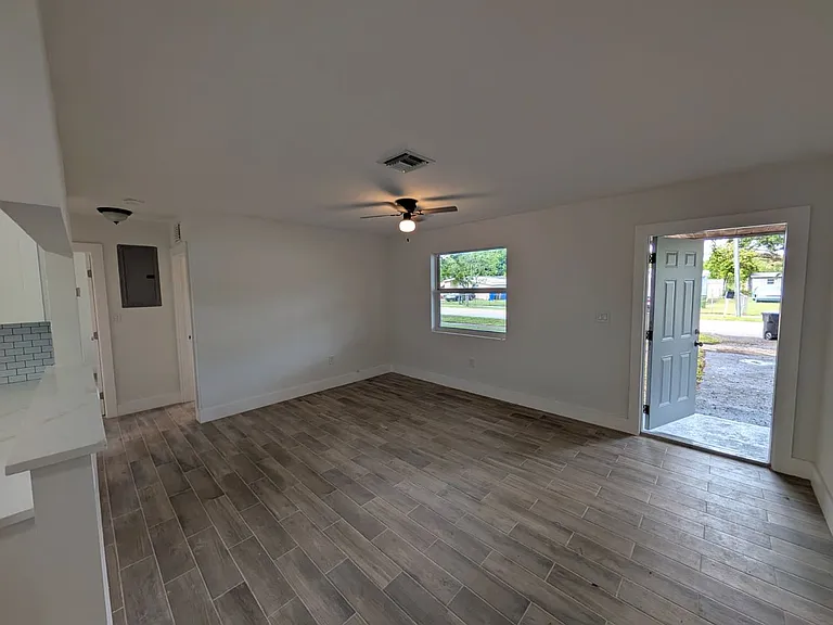 1733 NW 18th St — Photo 3