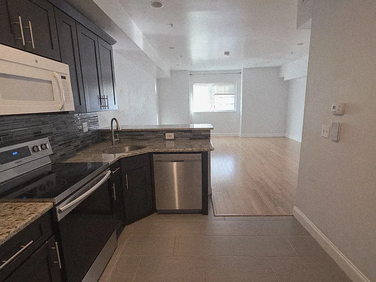 628-30 N 11th St #6 — Photo 2