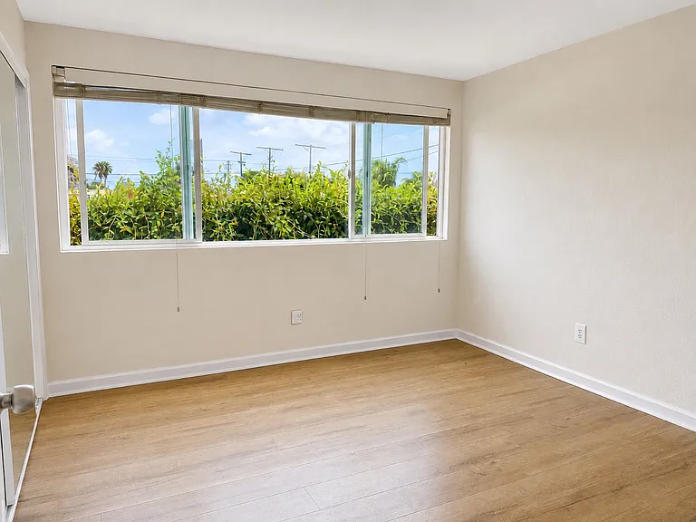 14124 Victory Blvd #102 — Photo 11