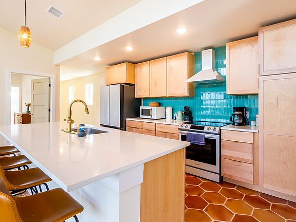 2nd image of 136 Woodridge