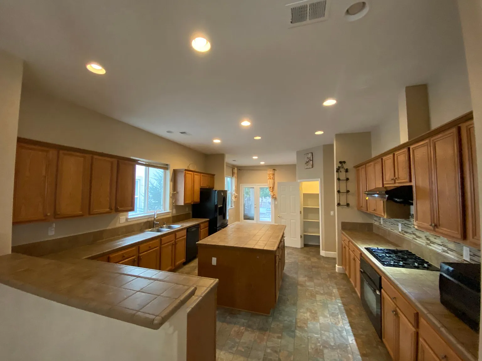 4 bed, 3460 sqft, $3,350 — Photo 1
