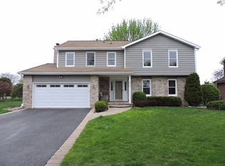 206 Fairway Dr, Prospect Heights, IL 60070