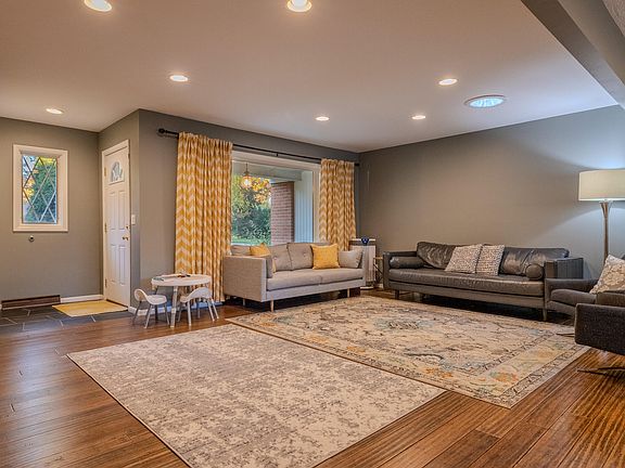 5th image of 610 Birchwood Ct SE