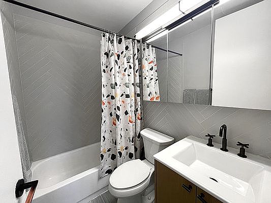 5th image of 560 W 43rd St APT 28H