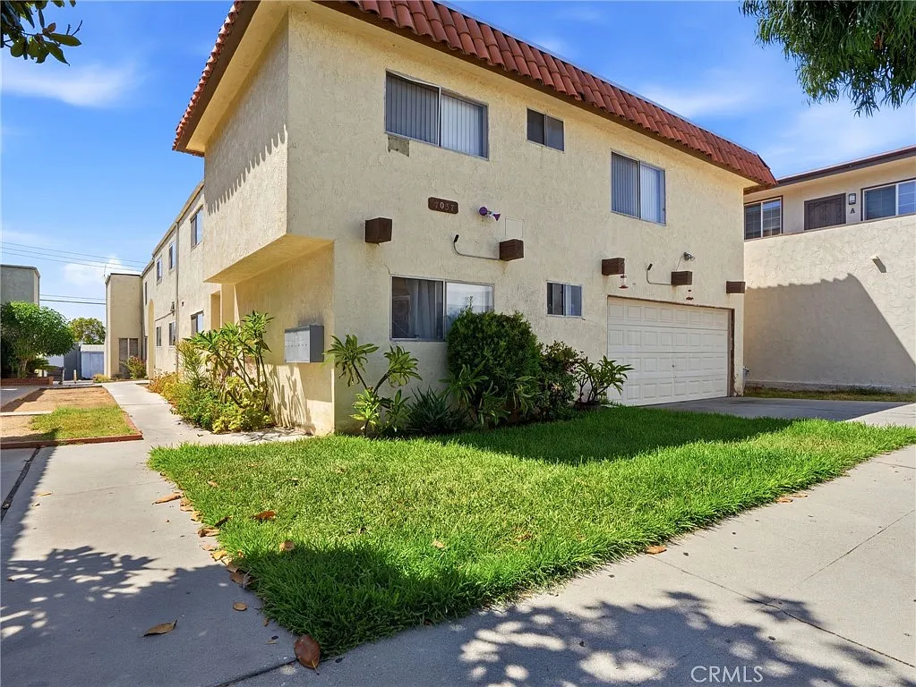 2 bed, 6148 sqft, $2,399 — Photo 1