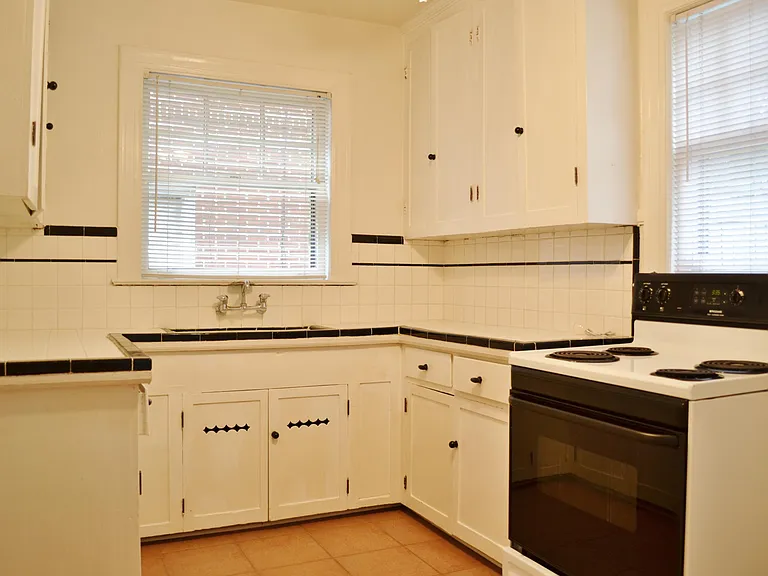2559 Dellwood Ave — Photo 13