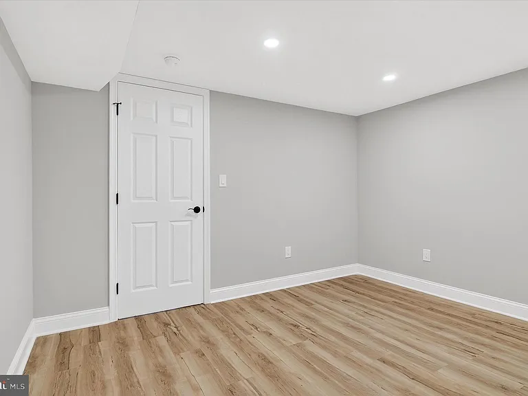 1607 N Glebe Rd — Photo 36