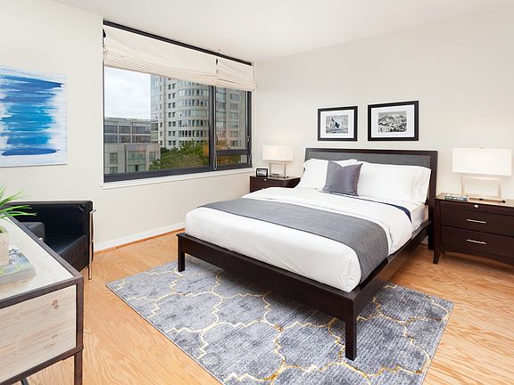 4th image of 260 King St Unit 587