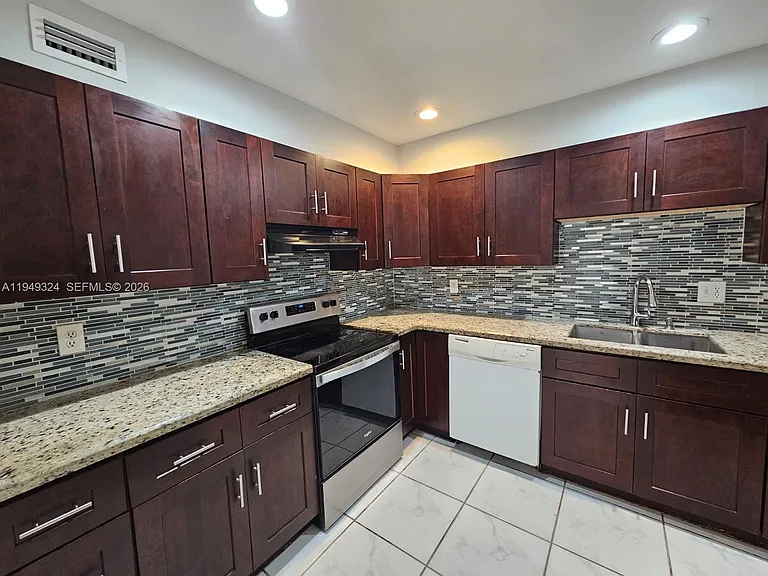 642 NW 13th St #310 — Photo 7