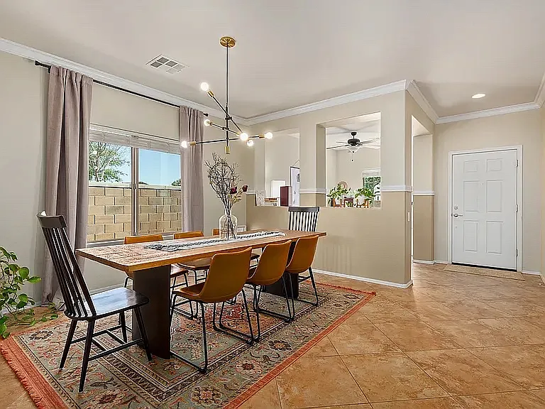 3 bed, 2389 sqft, $3,900 — Photo 2