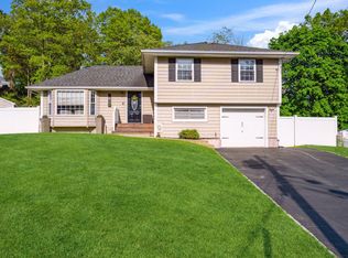 2 Cornell Ct N, Smithtown, NY 11787
