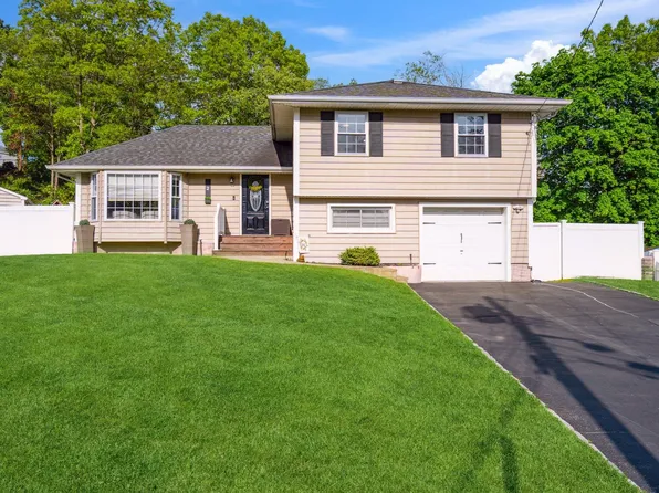 2 Cornell Court N, Smithtown, NY 11787