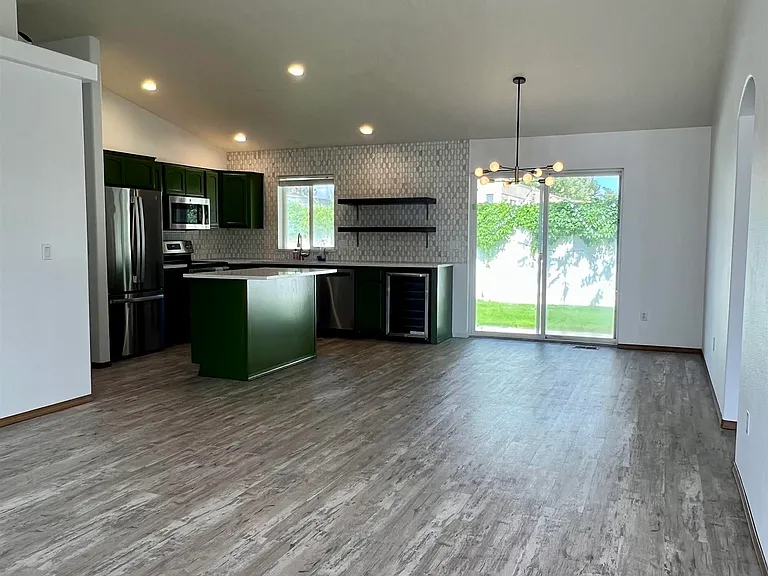 1574 Foxglove Ave — Photo 3