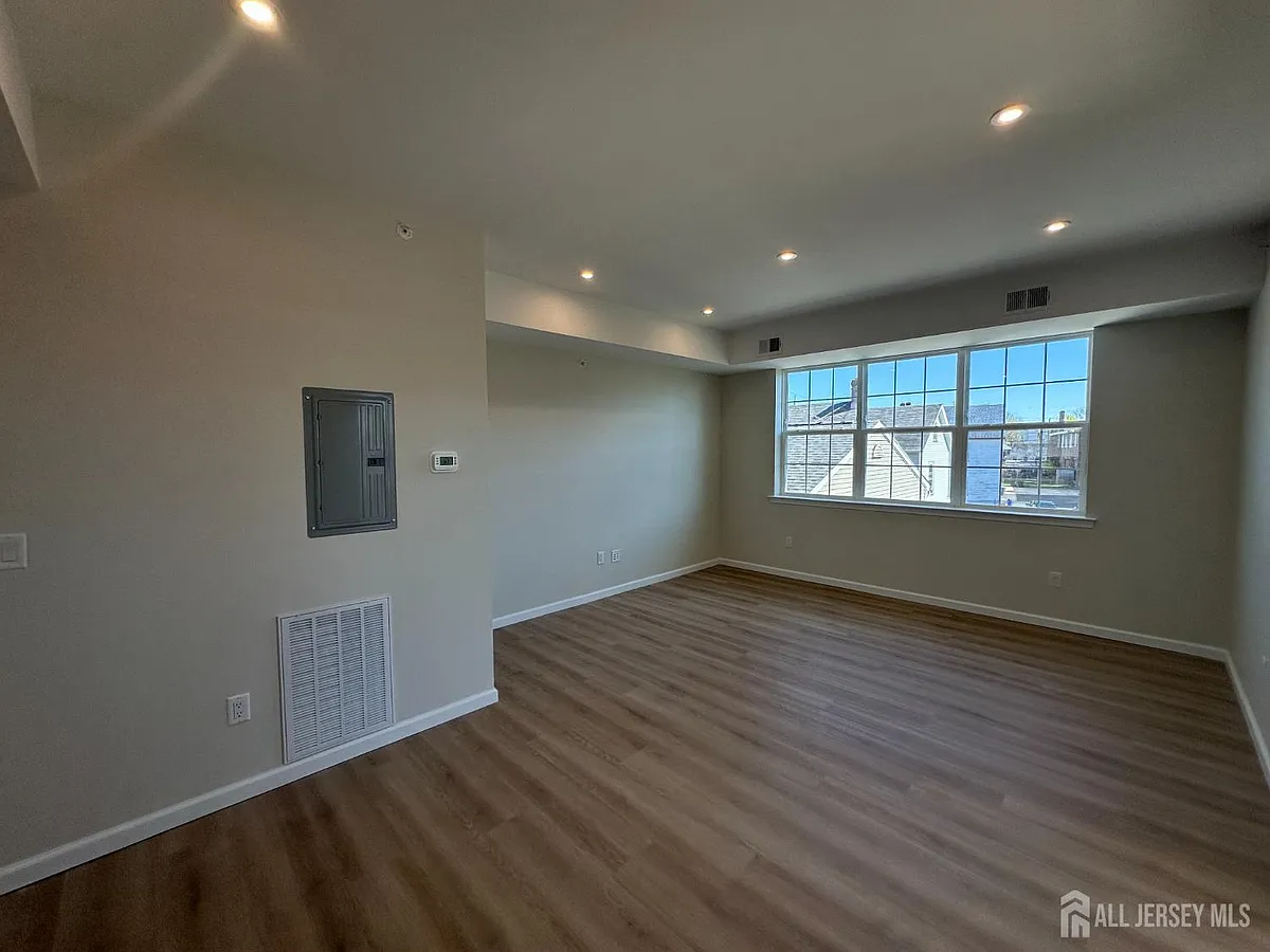 Building Photo - 88 Louis St #8