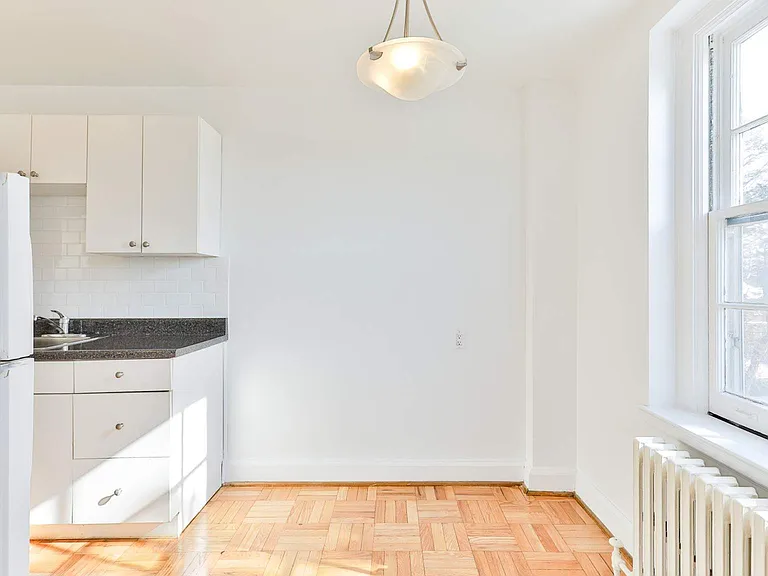 555 Russell Hill Rd — Photo 6