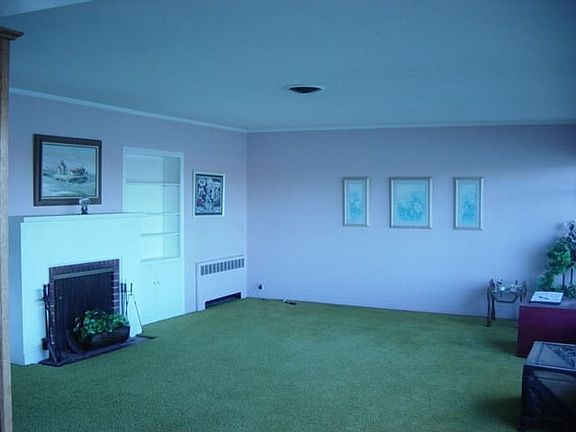 Living room w/fireplace