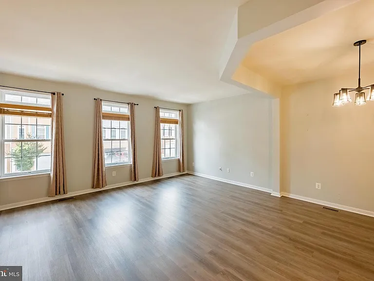 3385 Beechcliff Dr — Photo 5