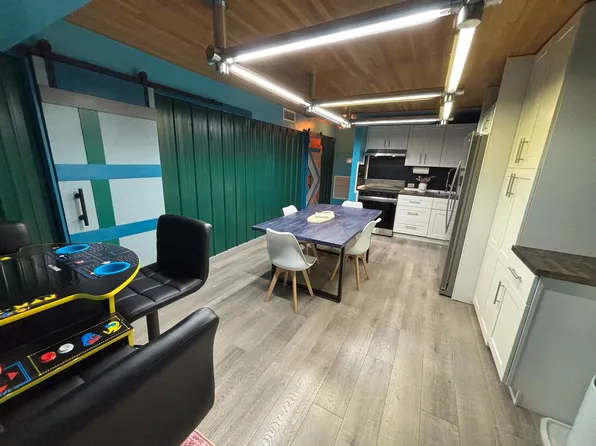 1750 Kalakaua Ave, Honolulu, HI