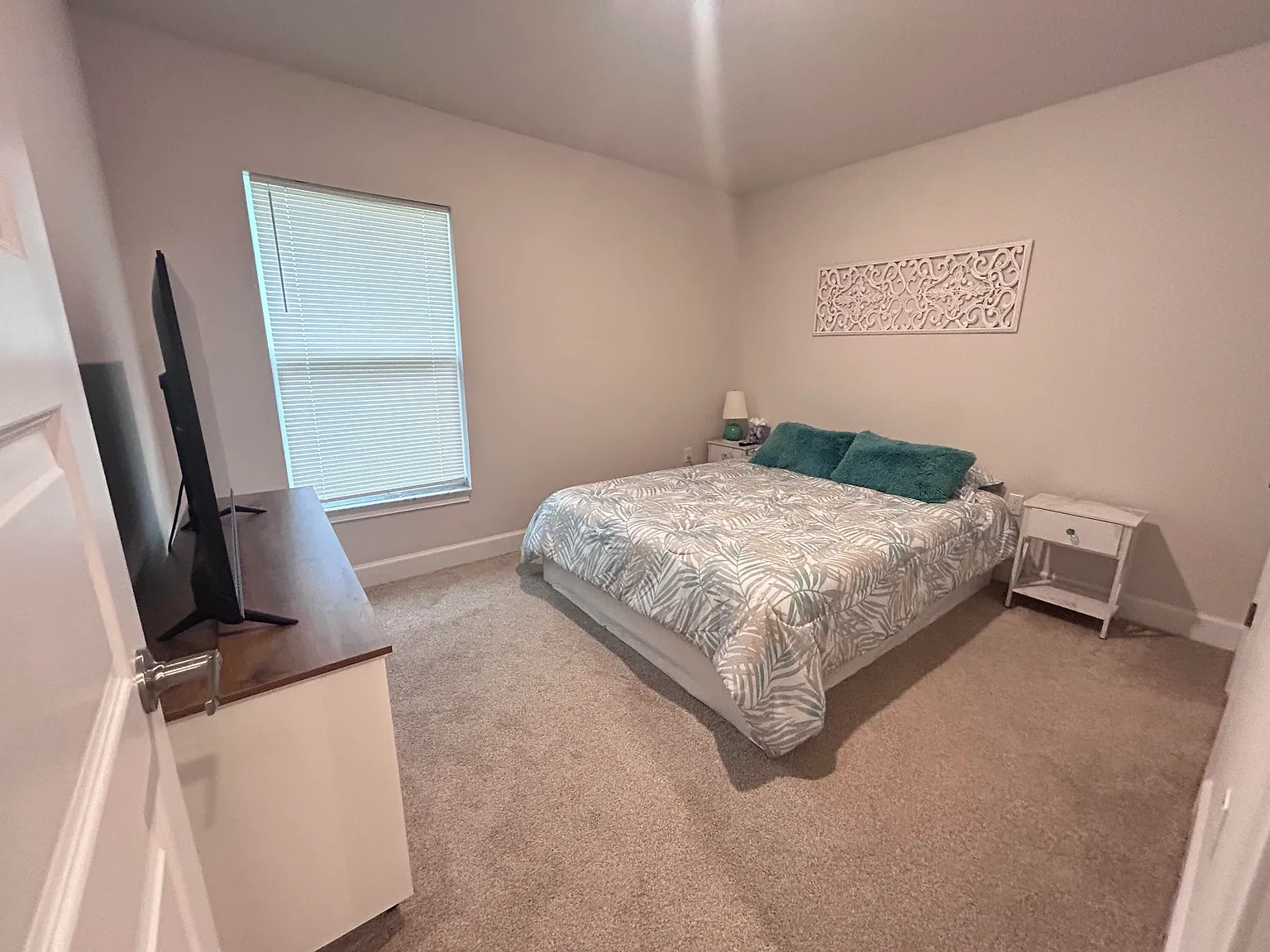 2 bed, 1.0 bath, 1820 sqft, $1,200 — Photo 3