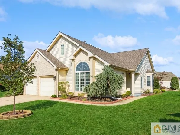 4 Stiring Cir, Monroe Township, NJ 08831