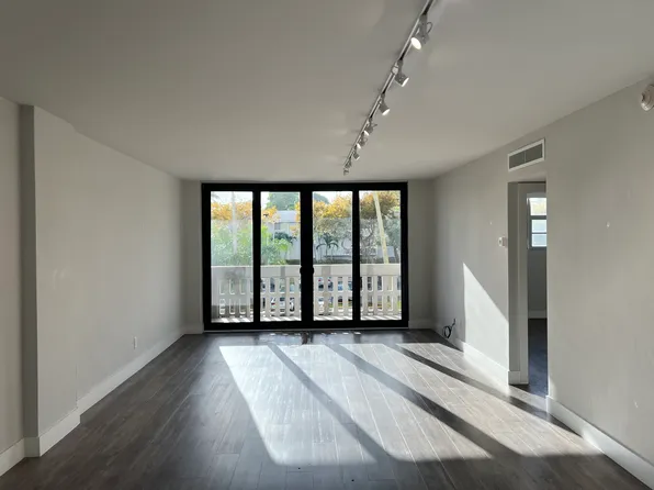 90 Edgewater Dr APT 217, Coral Gables, FL 33133