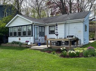 11275 N Shore Dr, Whitmore Lake, MI