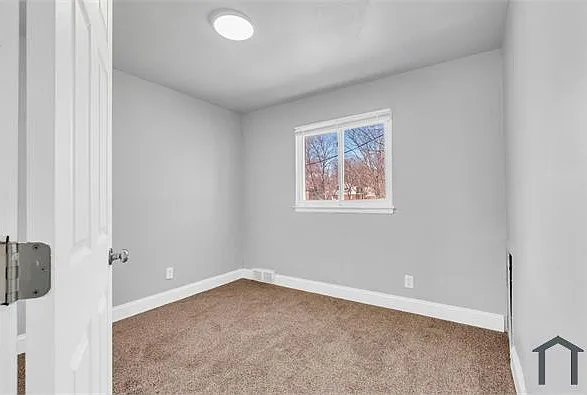 13900 Sussex St — Photo 12