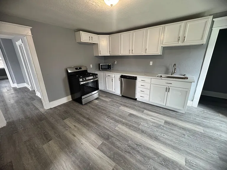 1315 Brown St — Photo 3