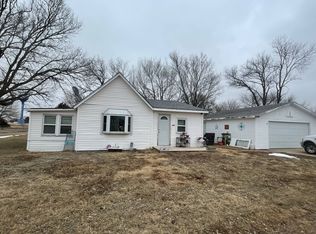 605 S Ash St, Blue Hill, NE 68930