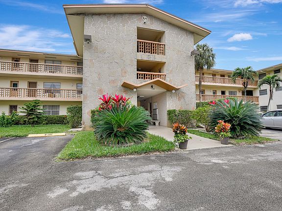 2nd image of 17090 NE 14th Avenue #112