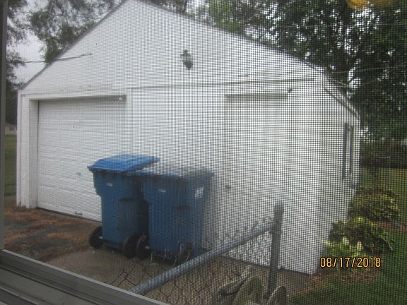 4th image of 219 Toni St