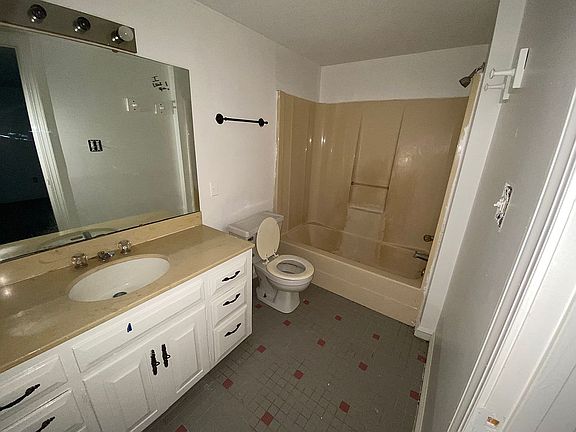 Full bathroom 1