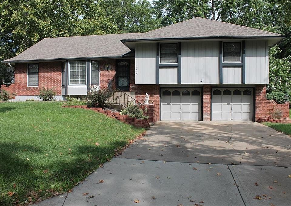 Spacious 3 bedroom 2 1/2 bath home in Raytown!