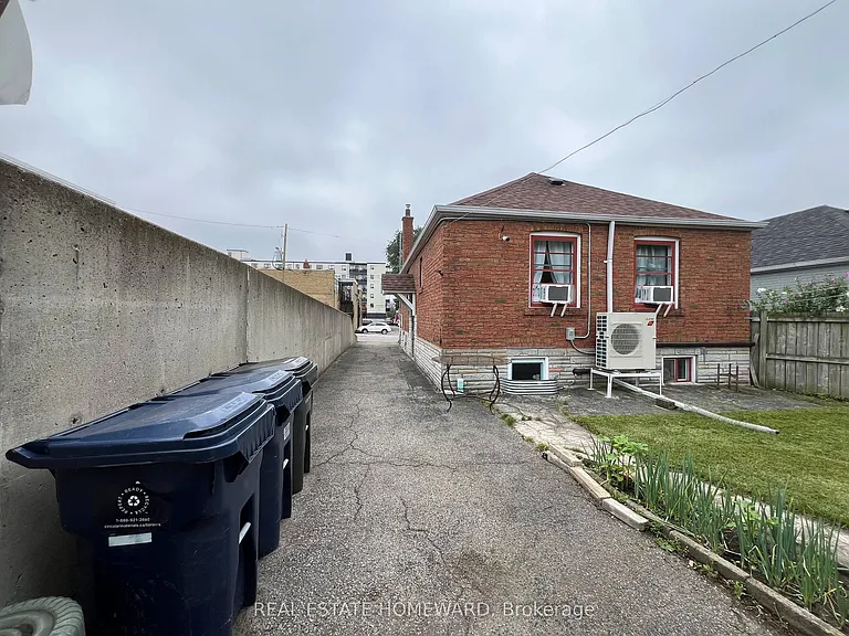 124 Glencrest Blvd #MAIN — Photo 10