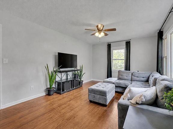 4th image of 165 Windsor Dr
