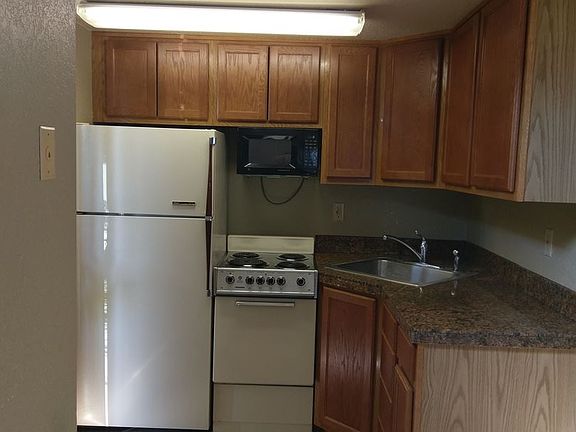 2nd image of 1021 S Juniper Dr APT C
