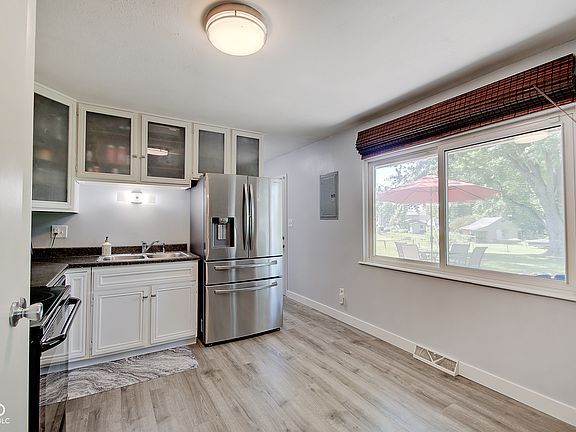 5th image of 8102 Woodbine Dr