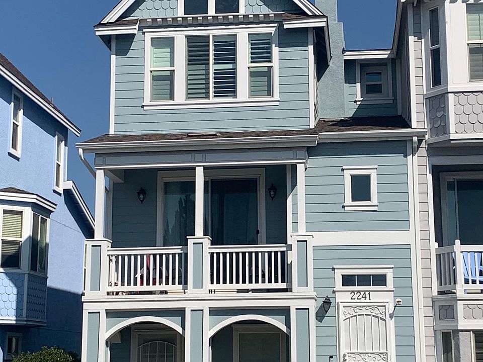 Front of the townhouse overlooking Virginia Lake