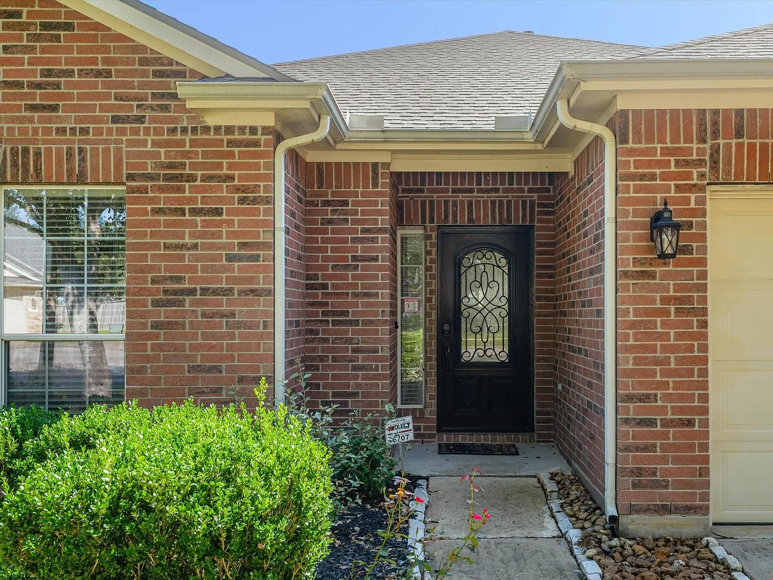 3 bed, 2.0 bath, 1551 sqft, $2,000 — Photo 2