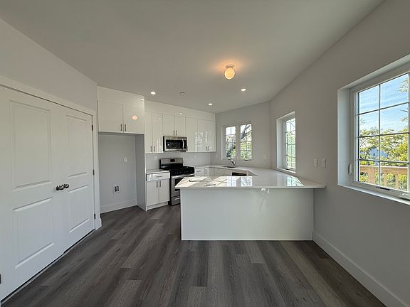 3rd image of 47 Chester Pl #1