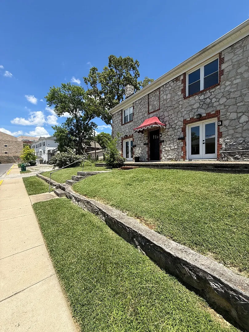 610 Cabell Dr - D — Photo 2