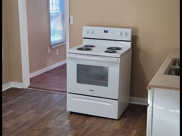 1160 Lawton Dr — Photo 2